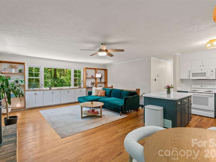 440 Beverly Road, Black Mountain, NC 28711.  MLS# CAR4377012, YatesRealty ID 22882. 