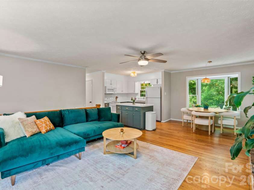 440 Beverly Road, Black Mountain, NC 28711.  MLS# CAR4377012, YatesRealty ID 22882. 