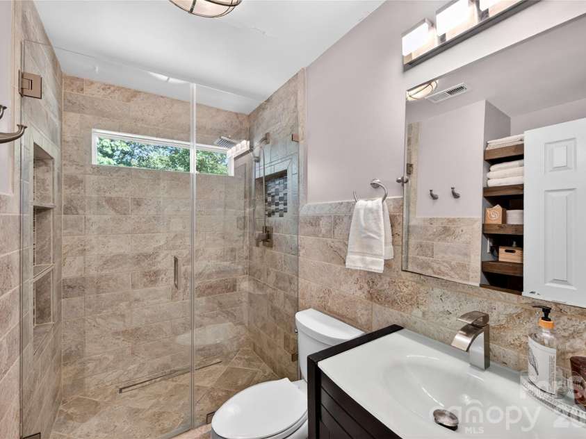 8713 Golf Ridge Drive, Charlotte, NC 28277.  MLS# CAR4380482, YatesRealty ID 22884. Full bath