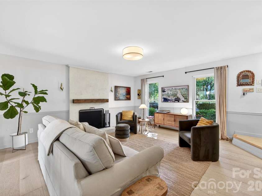 8713 Golf Ridge Drive, Charlotte, NC 28277.  MLS# CAR4380482, YatesRealty ID 22884. Living room