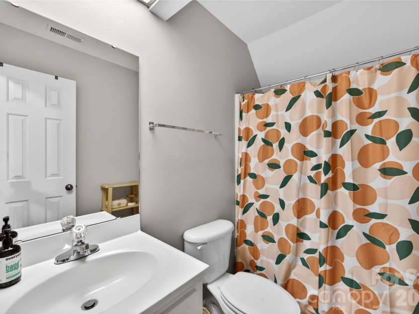 8713 Golf Ridge Drive, Charlotte, NC 28277.  MLS# CAR4380482, YatesRealty ID 22884. Upstairs bath