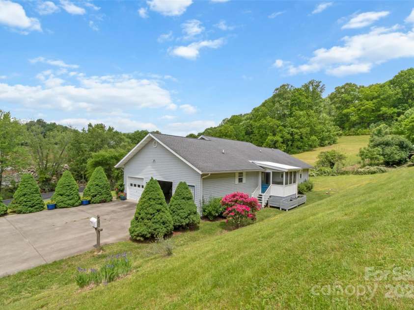 17 Gun Flint Drive, Burnsville, NC 28714.  MLS# CAR4255680, YatesRealty ID 22885. 