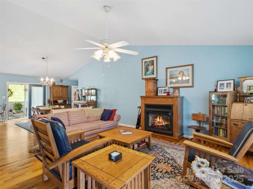 17 Gun Flint Drive, Burnsville, NC 28714.  MLS# CAR4255680, YatesRealty ID 22885. 