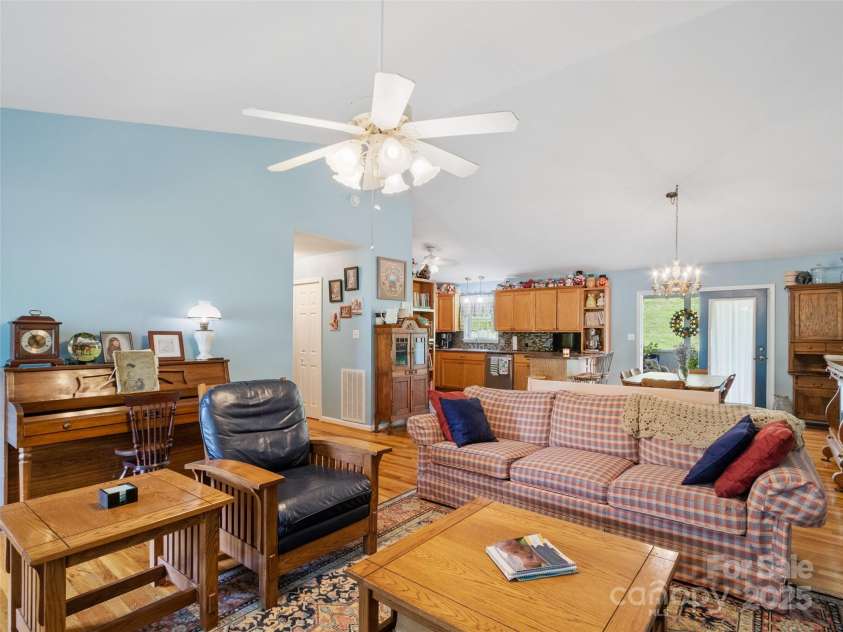 17 Gun Flint Drive, Burnsville, NC 28714.  MLS# CAR4255680, YatesRealty ID 22885. 