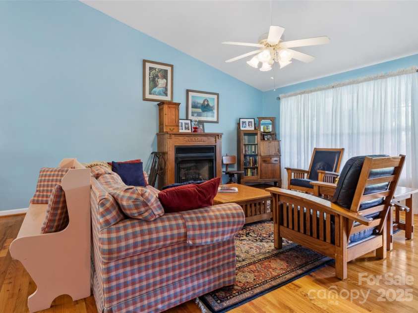 17 Gun Flint Drive, Burnsville, NC 28714.  MLS# CAR4255680, YatesRealty ID 22885. 