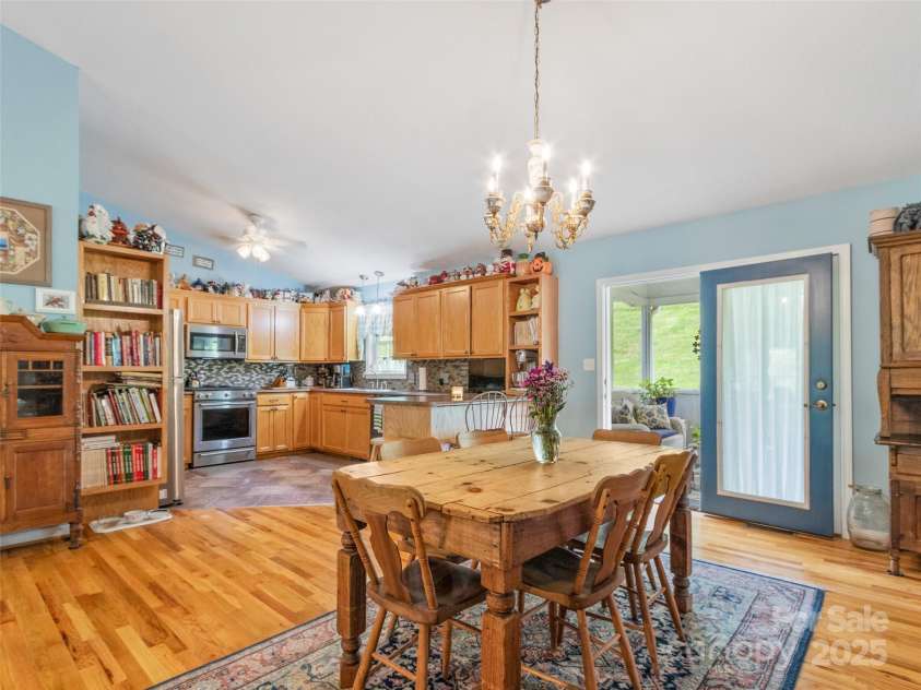 17 Gun Flint Drive, Burnsville, NC 28714.  MLS# CAR4255680, YatesRealty ID 22885. 