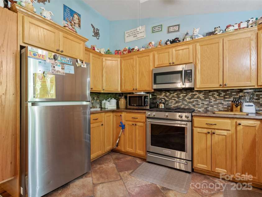 17 Gun Flint Drive, Burnsville, NC 28714.  MLS# CAR4255680, YatesRealty ID 22885. 