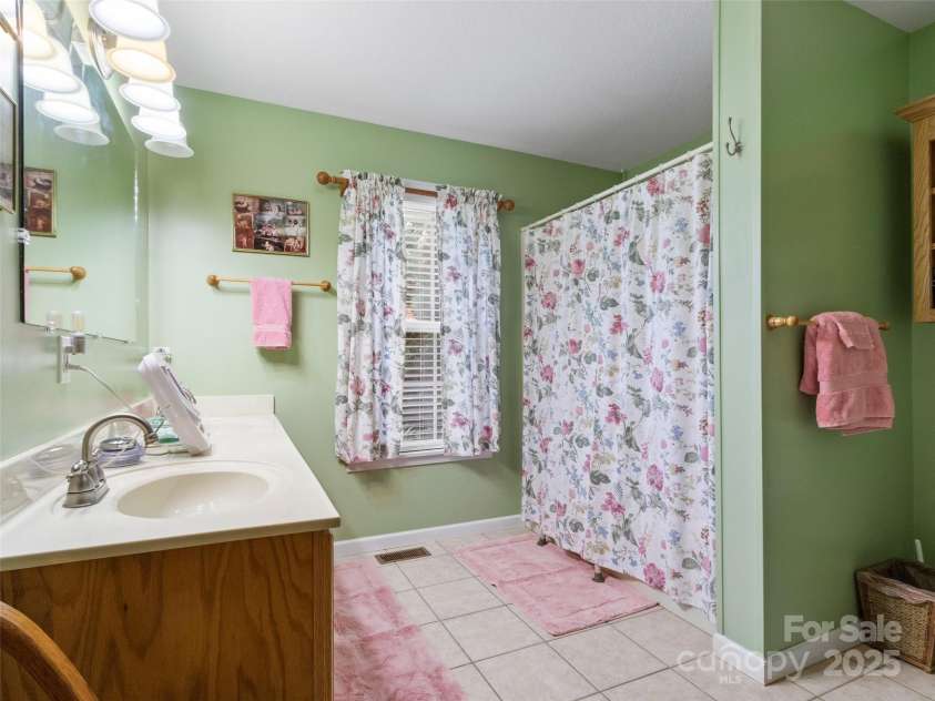 17 Gun Flint Drive, Burnsville, NC 28714.  MLS# CAR4255680, YatesRealty ID 22885. 