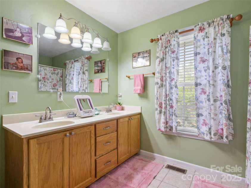 17 Gun Flint Drive, Burnsville, NC 28714.  MLS# CAR4255680, YatesRealty ID 22885. 