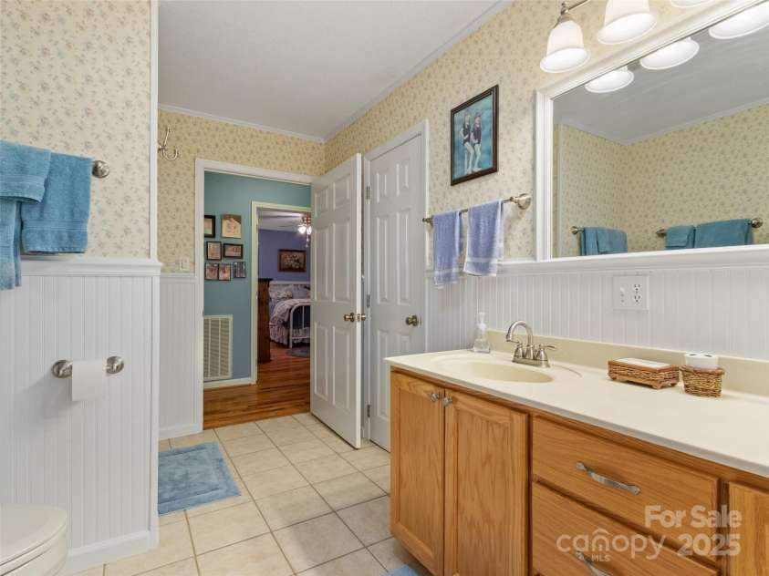 17 Gun Flint Drive, Burnsville, NC 28714.  MLS# CAR4255680, YatesRealty ID 22885. 