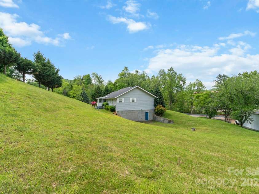 17 Gun Flint Drive, Burnsville, NC 28714.  MLS# CAR4255680, YatesRealty ID 22885. 