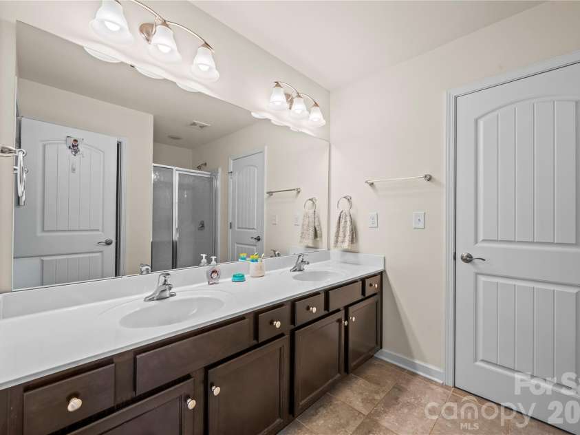 3249 Elyse Manor Court, Charlotte, NC 28214.  MLS# CAR4375657, YatesRealty ID 22885. Jack and jill bath