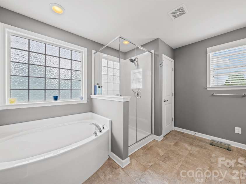 3249 Elyse Manor Court, Charlotte, NC 28214.  MLS# CAR4375657, YatesRealty ID 22885. Primary ensutie bath