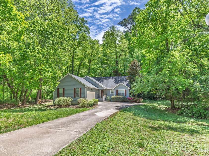 103 Hillside Drive, Swannanoa, NC 28778.  MLS# CAR4378936, YatesRealty ID 22887. 