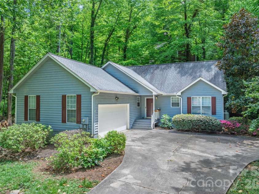 103 Hillside Drive, Swannanoa, NC 28778.  MLS# CAR4378936, YatesRealty ID 22887. 