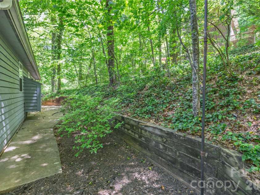 103 Hillside Drive, Swannanoa, NC 28778.  MLS# CAR4378936, YatesRealty ID 22887. 
