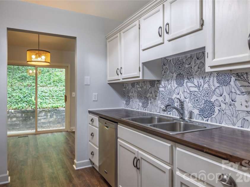 103 Hillside Drive, Swannanoa, NC 28778.  MLS# CAR4378936, YatesRealty ID 22887. 