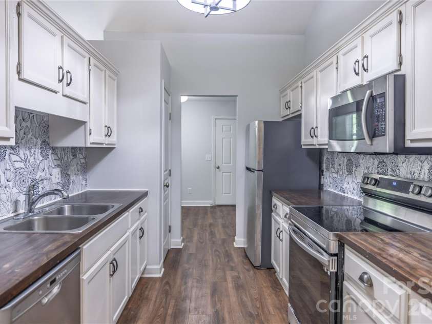 103 Hillside Drive, Swannanoa, NC 28778.  MLS# CAR4378936, YatesRealty ID 22887. Updated Kitchen