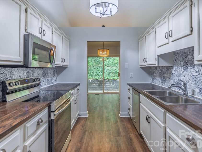 103 Hillside Drive, Swannanoa, NC 28778.  MLS# CAR4378936, YatesRealty ID 22887. Updated Kitchen