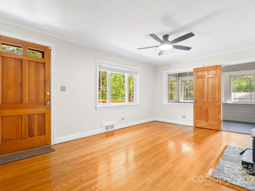 115 Aurora Drive, Asheville, NC 28805.  MLS# CAR4273830, YatesRealty ID 22887. 