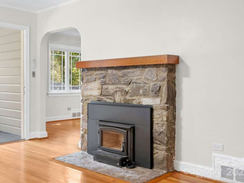 115 Aurora Drive, Asheville, NC 28805.  MLS# CAR4273830, YatesRealty ID 22887. 