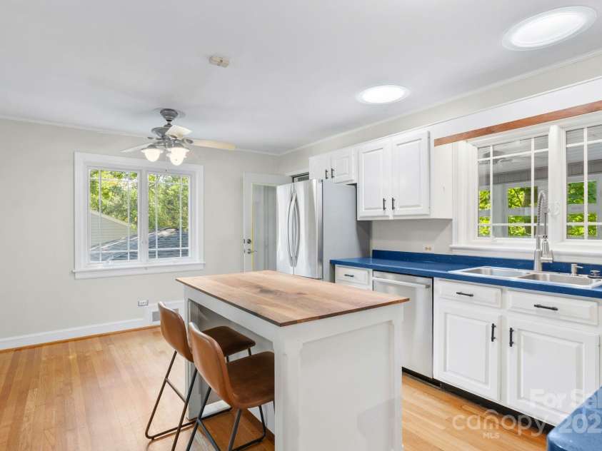 115 Aurora Drive, Asheville, NC 28805.  MLS# CAR4273830, YatesRealty ID 22887. 