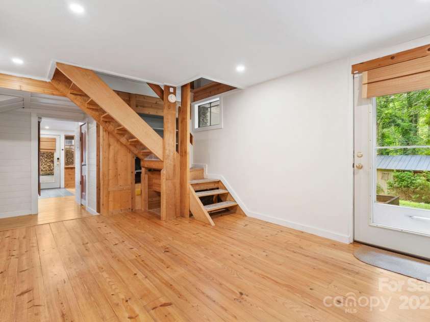 115 Aurora Drive, Asheville, NC 28805.  MLS# CAR4273830, YatesRealty ID 22887. 