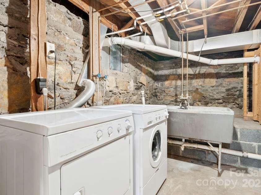 115 Aurora Drive, Asheville, NC 28805.  MLS# CAR4273830, YatesRealty ID 22887. 