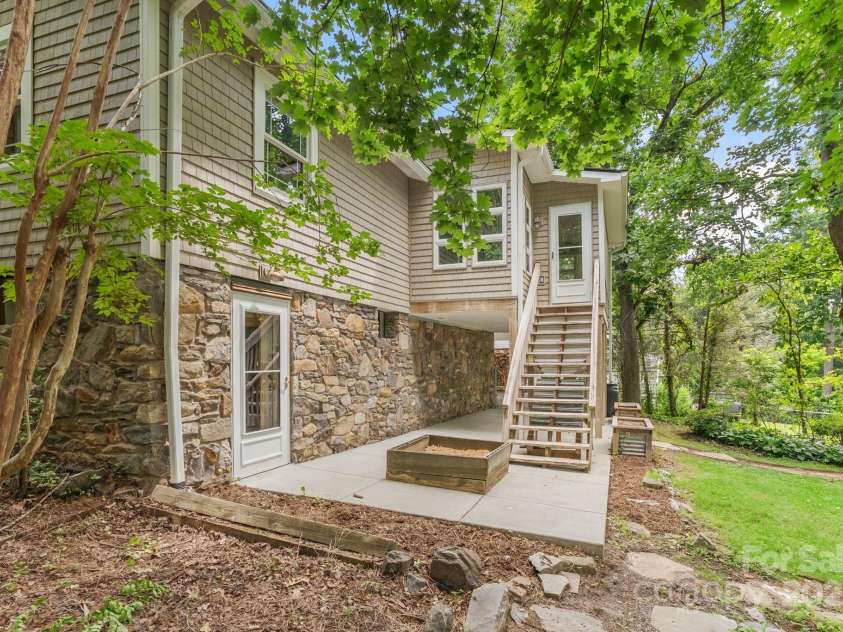 115 Aurora Drive, Asheville, NC 28805.  MLS# CAR4273830, YatesRealty ID 22887. 