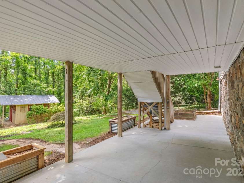 115 Aurora Drive, Asheville, NC 28805.  MLS# CAR4273830, YatesRealty ID 22887. 