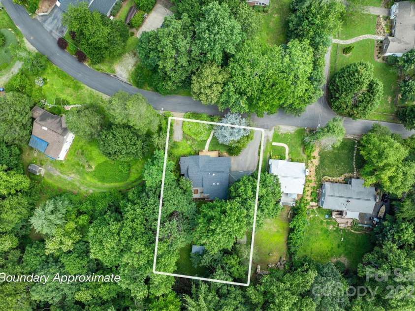 115 Aurora Drive, Asheville, NC 28805.  MLS# CAR4273830, YatesRealty ID 22887. 