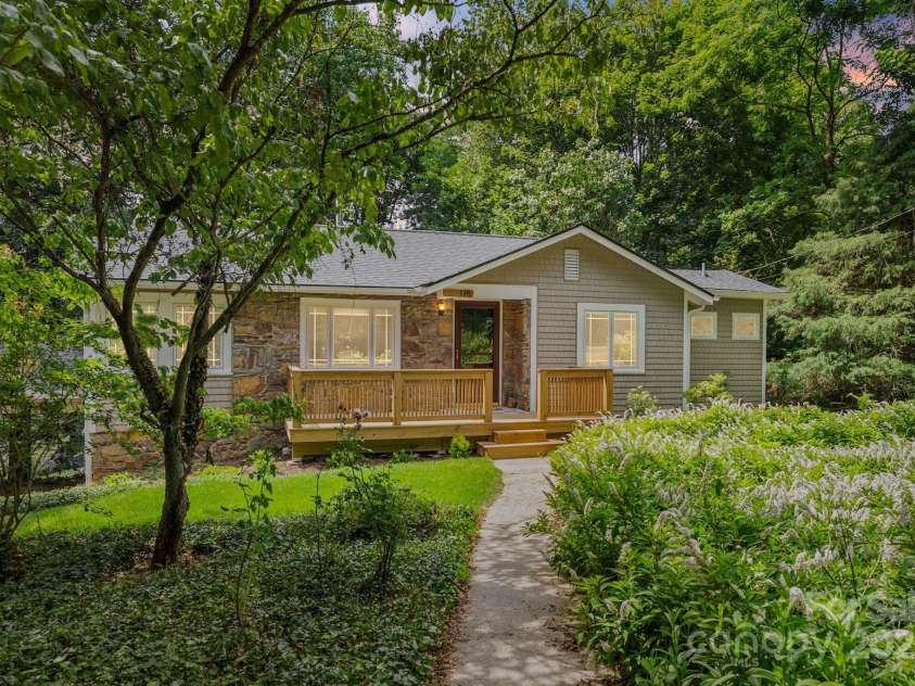 115 Aurora Drive, Asheville, NC 28805.  MLS# CAR4273830, YatesRealty ID 22887. 
