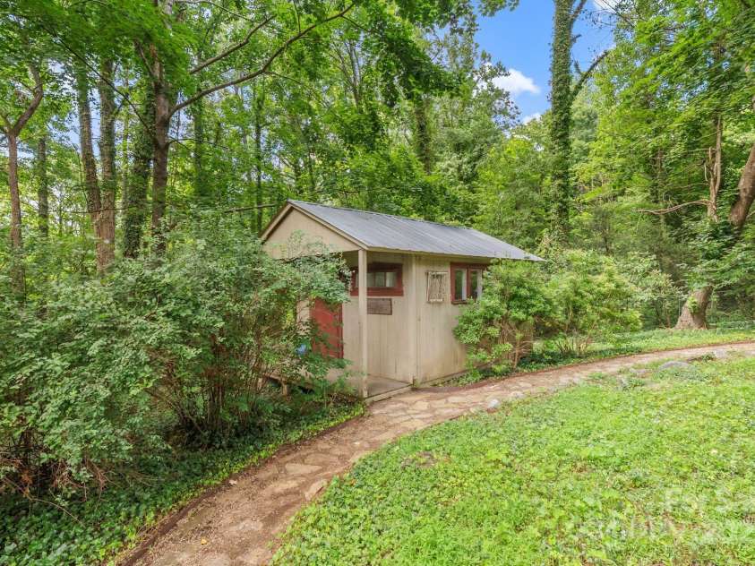 115 Aurora Drive, Asheville, NC 28805.  MLS# CAR4273830, YatesRealty ID 22887. Artist studio