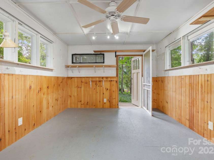 115 Aurora Drive, Asheville, NC 28805.  MLS# CAR4273830, YatesRealty ID 22887. Inside of studio