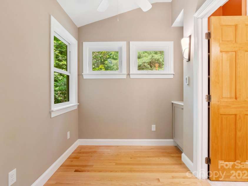 115 Aurora Drive, Asheville, NC 28805.  MLS# CAR4273830, YatesRealty ID 22887. Primary sitting/closet area