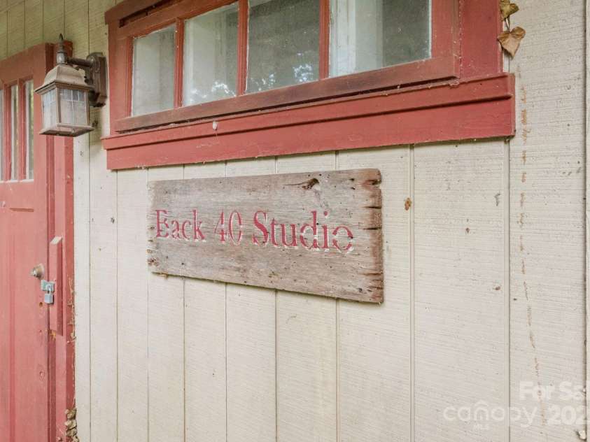 115 Aurora Drive, Asheville, NC 28805.  MLS# CAR4273830, YatesRealty ID 22887. Studio with heat & electricity
