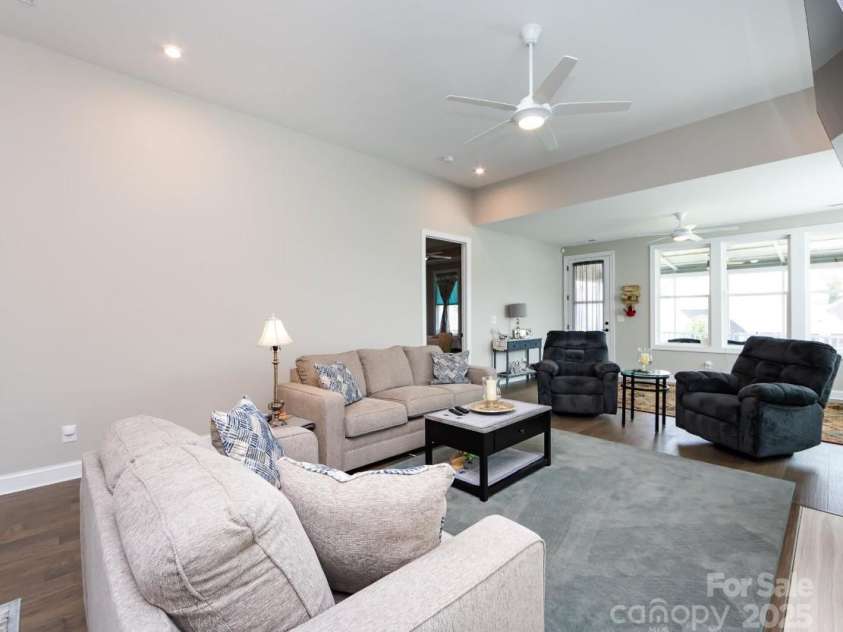 7337 Overjoyed Crossing, Charlotte, NC 28215.  MLS# CAR4274967, YatesRealty ID 22888. 