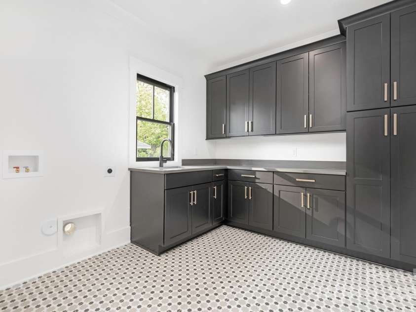 632 Dorothy Drive, Charlotte, NC 28203.  MLS# CAR4251393, YatesRealty ID 22889. 