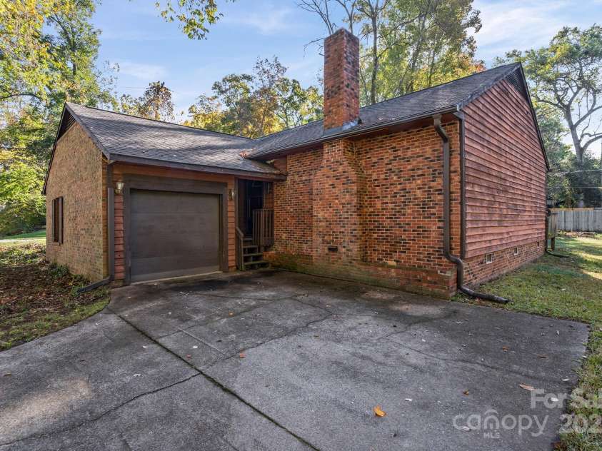 331 Meadowbrook Road, Charlotte, NC 28211.  MLS# CAR4318757, YatesRealty ID 2289. 