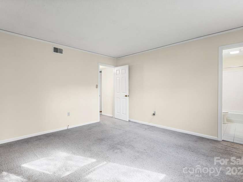 331 Meadowbrook Road, Charlotte, NC 28211.  MLS# CAR4318757, YatesRealty ID 2289. 