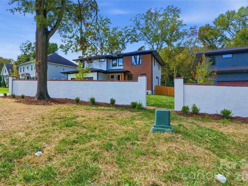 1427 Sharon Amity Road, Charlotte, NC 28211.  MLS# CAR4355163, YatesRealty ID 22890. 
