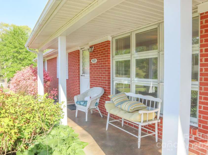 3119 6th Avenue, Hickory, NC 28602.  MLS# CAR4249946, YatesRealty ID 22894. 