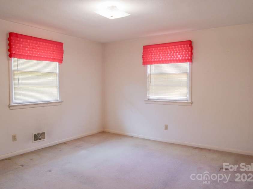 3119 6th Avenue, Hickory, NC 28602.  MLS# CAR4249946, YatesRealty ID 22894. 