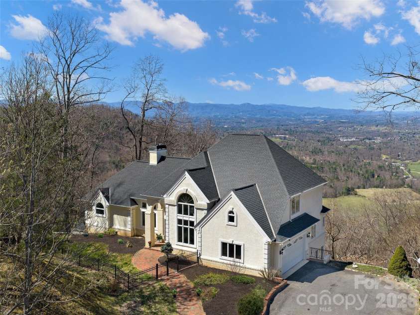 33 Elk Ridge Drive, Asheville, NC 28804.  MLS# CAR4364850, YatesRealty ID 22894. 