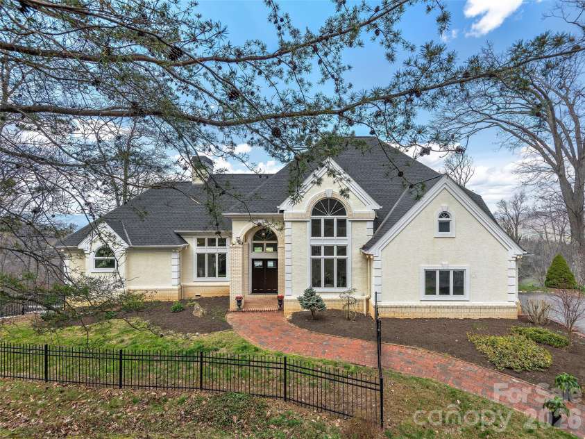 33 Elk Ridge Drive, Asheville, NC 28804.  MLS# CAR4364850, YatesRealty ID 22894. 