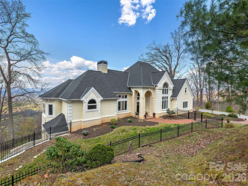 33 Elk Ridge Drive, Asheville, NC 28804.  MLS# CAR4364850, YatesRealty ID 22894. 