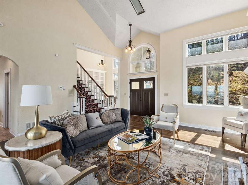 33 Elk Ridge Drive, Asheville, NC 28804.  MLS# CAR4364850, YatesRealty ID 22894. 