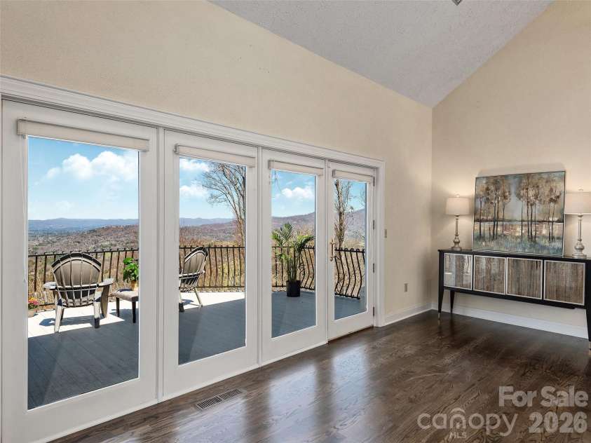 33 Elk Ridge Drive, Asheville, NC 28804.  MLS# CAR4364850, YatesRealty ID 22894. 