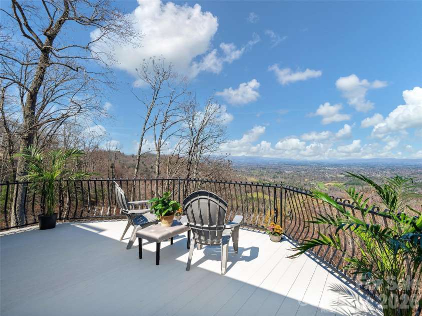33 Elk Ridge Drive, Asheville, NC 28804.  MLS# CAR4364850, YatesRealty ID 22894. 