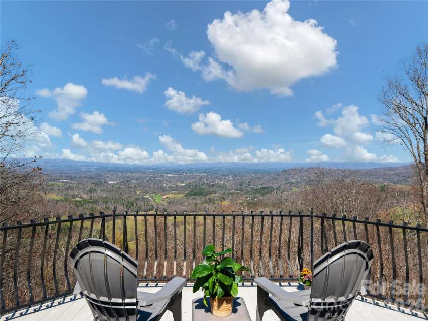 33 Elk Ridge Drive, Asheville, NC 28804.  MLS# CAR4364850, YatesRealty ID 22894. 